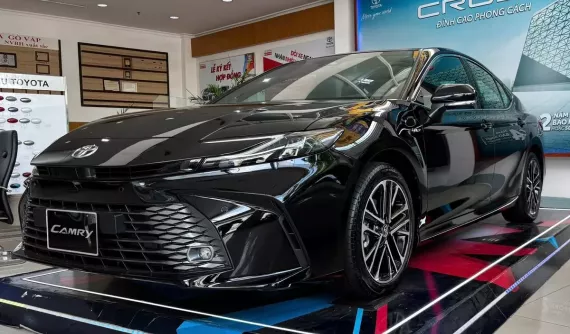 Toyota Camry được giảm giá đến 100 triệu đồng để giải phóng hàng tồn