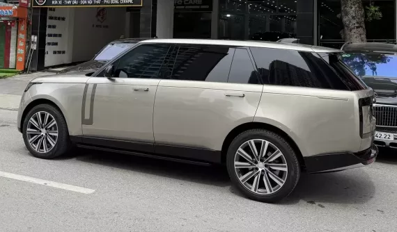 Doanh nhân Hà Nội mới tậu Mercedes-AMG SL43 sắm tiếp Range Rover thế hệ mới