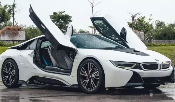 Trải nghiệm xe BMW i8 chỉ với 2 tỷ đồng, món hời hay sự lo lắng về pin?