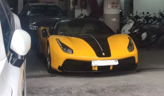 Siêu xe mui trần Ferrari 488 Spider lạ mắt tại Hà Nội
