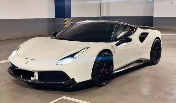 Bạch mã Ferrari 488 GTB mang bản độ đẹp mắt cùng nội thất đỏ cuốn hút của đại gia Việt