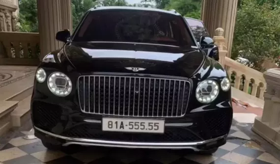 Đẳng cấp chơi xe ở Gia Lai, chủ xe chi thêm 1,3 tỷ đồng mua biển ngũ quý 5 cho Bentley Bentayga EWB mới tậu