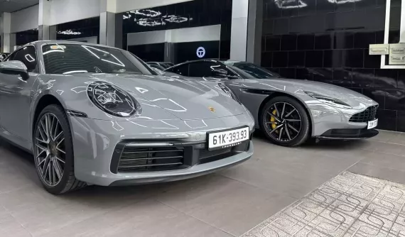 Cặp đôi xe thể thao đồng màu đầy thú vị, giá bán chỉ chênh nhau hơn 2 tỷ đồng