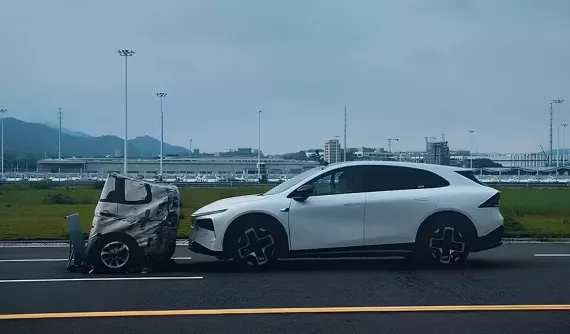Video quay cảnh chiếc xe Trung Quốc có thể phanh khẩn cấp tự động ở tốc độ 130 km/h