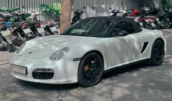 Hàng cực hiếm Porsche Boxster 987 sử dụng hộp số sàn tái xuất