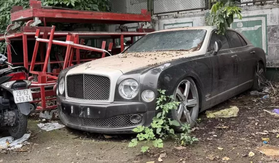 Xe siêu sang Bentley Mulsanne hàng chục tỷ đồng bị bỏ rơi tại 1 sân bóng ở Hà Nội
