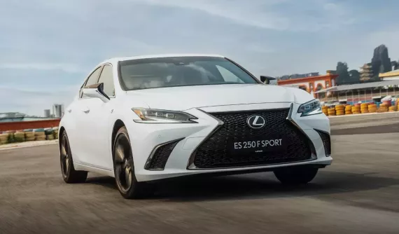 Sedan hạng sang Lexus ES được giảm giá niêm yết đến 260 triệu đồng ở Việt Nam