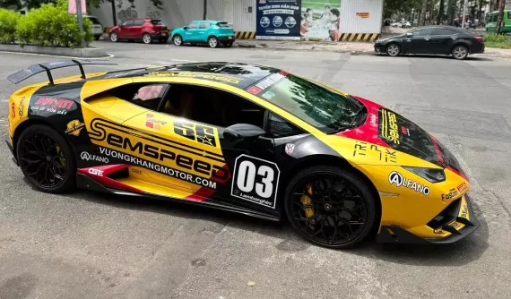 Lamborghini Huracan mang bộ áo lạ mắt tại Thành phố Hồ Chí Minh
