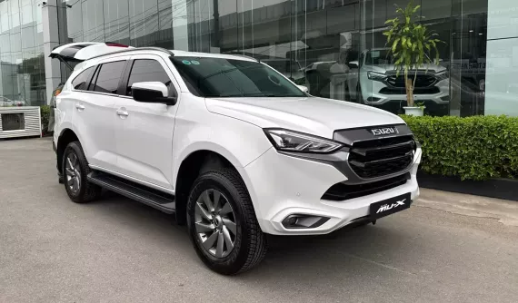 Isuzu mu-X được giảm giá chỉ còn 875 triệu đồng tại đại lý, rẻ ngang SUV cỡ C