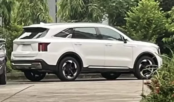 Kia Sorento 2025 không che đậy tại trạm đăng kiểm ở Hà Nội, ra mắt ngay tháng này?