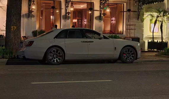 Rolls-Royce Ghost Black Badge thế hệ mới ẩn mình trên phố đêm ở Hà Nội