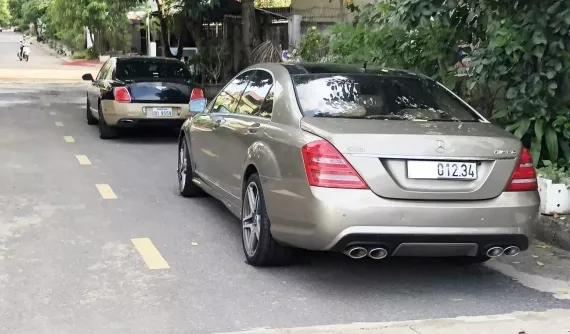Bộ đôi "cỗ máy uống xăng" của đại gia Quảng Trị: Bentley Continental Flying Spur mang màu lạ, Mercedes-Benz S63 AMG biển đẹp