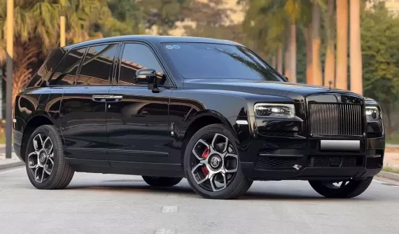 Trải nghiệm Rolls-Royce Cullinan Black Badge chỉ với giá bằng 1/2 so với 5 năm trước
