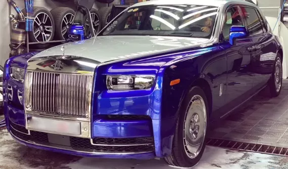 Rolls-Royce Phantom VIII mang màu sơn lạ mắt và bộ mâm "tùy chỉnh"