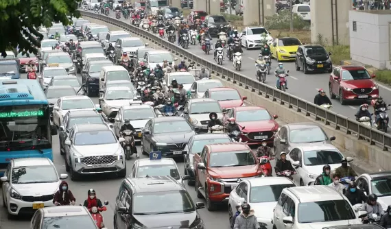 Chi phí sở hữu ô tô, xe máy chạy xăng, dầu tại Hà Nội có thể sắp tăng vì điều này