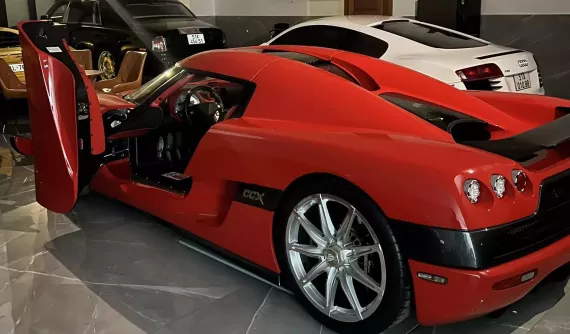 Địa điểm hot nhất lúc này, showroom siêu xe quận 5 thu hút hàng chục bạn trẻ săn đón Koenigsegg CCX