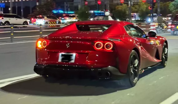 Bắt gặp siêu xe mui trần Ferrari 812 GTS đầu tiên lăn bánh trên đường phố