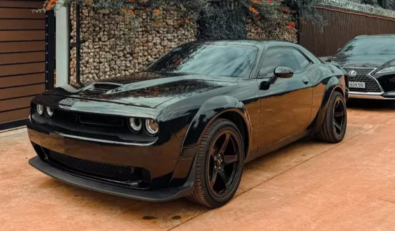 Dodge Challenger SRT độ body kit thân rộng đẹp mắt tại Việt Nam