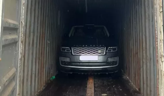Đại gia Quảng Ninh cho xe Range Rover chục tỷ đồng của mình vào container để tránh bão