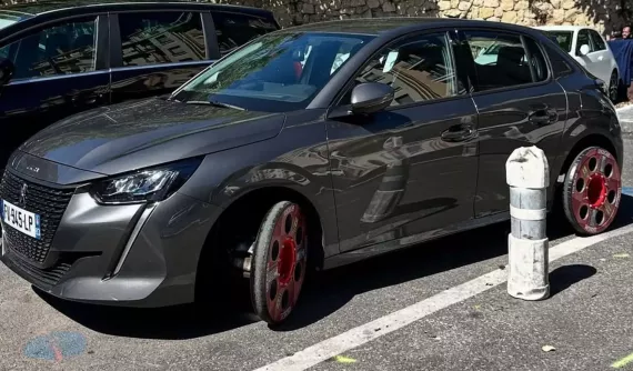 Vì sao chiếc xe này lại dùng cả bốn bánh "siêu gầy"?