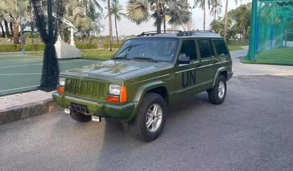 Không có chỗ cho đam mê khi được giá thì Jeep Cherokee 24 năm chỉ chạy 1.230 km đã về garage xe này