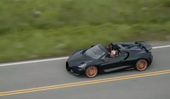 Jay Leno sau tay lái Bugatti Mistral có giá 5 triệu đô la: Không chiều chuộng bất kỳ ai