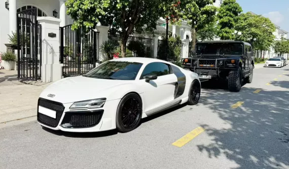 Bộ đôi xế khủng Audi R8 và hàng kịch độc Hummer H1 trên đường phố Hà Nội