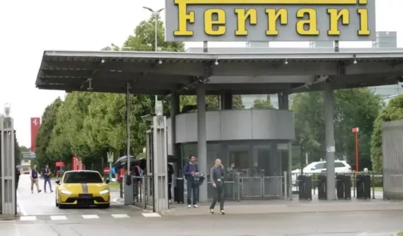 Xe Trung Quốc Xiaomi SU7 Ultra bị phát hiện rời cổng nhà máy của Ferrari, liệu sẽ sớm có sedan ngựa chồm EV?