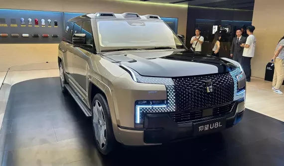 Yangwang U8L bắt đầu được mở bán với giá hơn 180.000 USD, cạnh tranh Rolls-Royce Cullinan