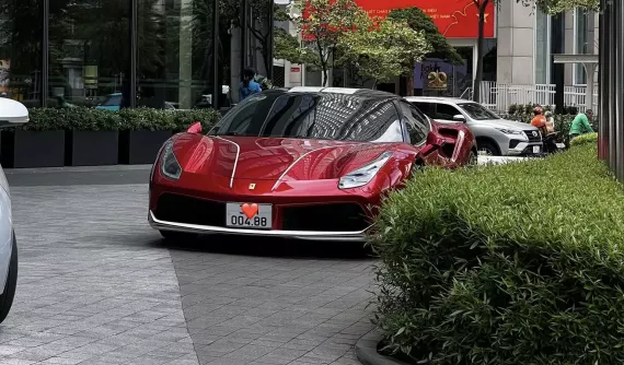 Ferrari 488 GTB mang biển số Hà Nội xuất hiện tại Tp.HCM