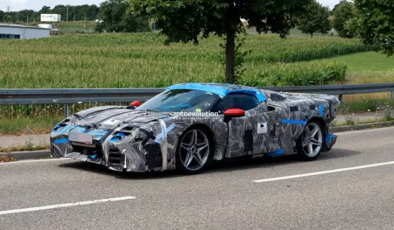 Người kế nhiệm SF90 của Ferrari có thể trang bị 3 động cơ và công suất hơn 1.000 mã lực