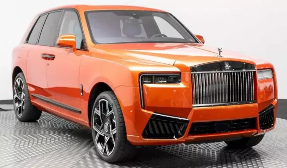 Có thể nhiều người không thích phối màu trên chiếc xe Rolls-Royce Cullinan 2025 này