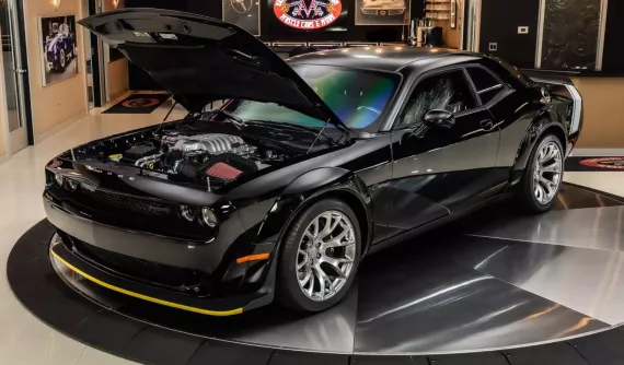 Xe cơ bắp Mỹ Dodge Challenger Black Ghost dù sản xuất 2023 nhưng chưa từng được sử dụng