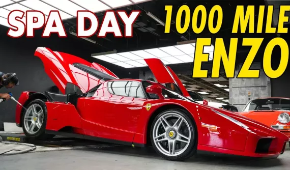 Xem thợ chăm sóc Ferrari Enzo hơn 23 năm tuổi nhưng chỉ mới lăn bánh 1.698 km