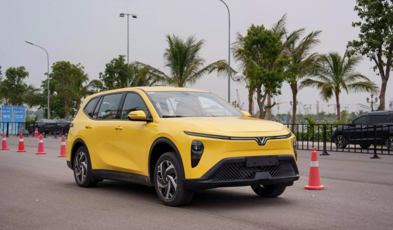 Bàn giao lô xe Limo Green 7 đầu tiên đến tay khách hàng, nội thất gây bất ngờ