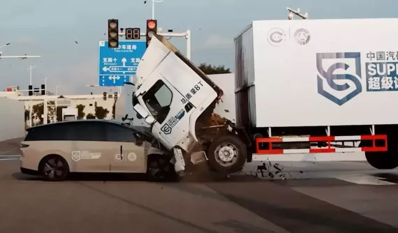 Hãng xe Trung Quốc gây tranh cãi khi nhấc bổng ô tô tải 8 tấn để quảng cáo xe mới ra mắt