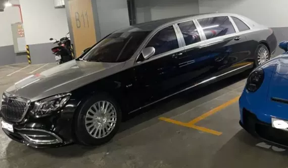 Mercedes-Maybach S650 Pullman hơn 80 tỷ đồng khiến tài xế toát mồ hôi tại bãi gửi xe