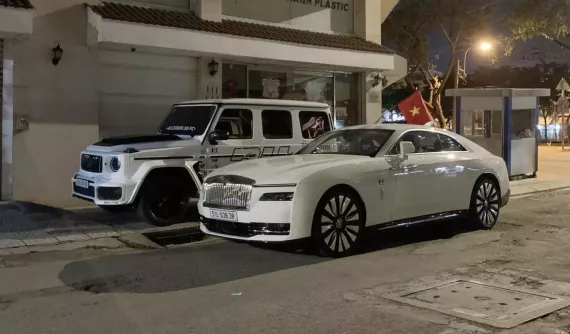 Cặp đôi xe khủng của Minh "Nhựa" và con gái xuất hiện trong 1 con hẻm nhỏ ở quận 6