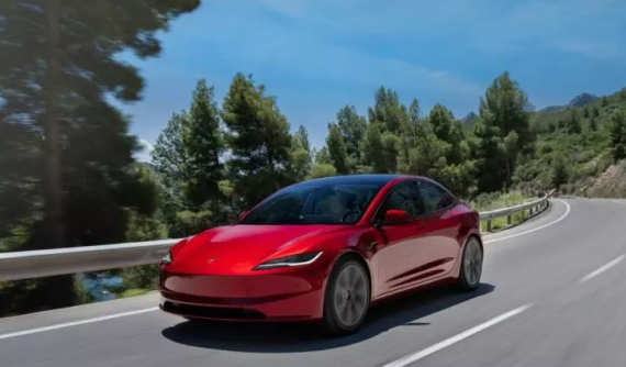 Giá xe xăng đã qua sử dụng tăng lên, xe điện vẫn cắm đầu giảm