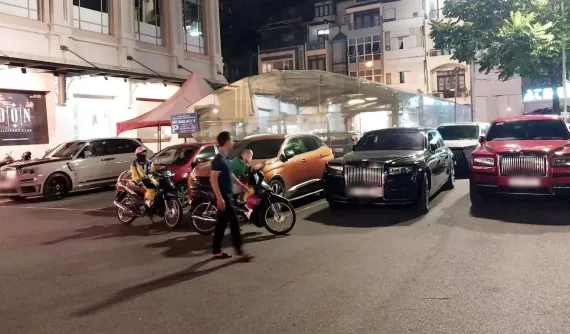 Dàn xe Rolls-Royce của các đại gia Hà Nội xuất hiện tại chợ Hàng Da