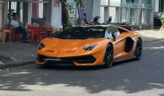 Lamborghini Aventador SVJ Roadster vài chục tỷ đồng bị bắt gặp ở quán cơm gà vỉa hè tại Phú Yên