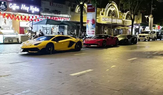 Bộ 3 siêu xe đẳng cấp hơn 85 tỷ đồng của doanh nhân Việt trên phố đi bộ Nguyễn Huệ lúc rạng sáng