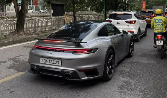 Porsche 911 Turbo 50 Years thứ 2 tại Việt Nam âm thầm xuất hiện trên đường phố Hà Nội