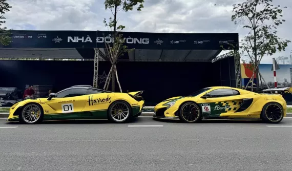 Cặp siêu xe được chủ nhân cho dán bộ áo na ná nhau thu hút sự quan tâm của giới mê xe