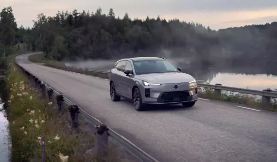 Cận cảnh Volvo XC70 mới ra mắt tại hàng xóm của Việt Nam