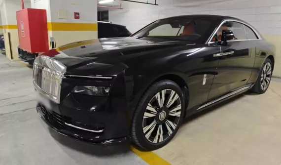 Rolls-Royce Spectre lạ mắt của doanh nhân Tp.HCM