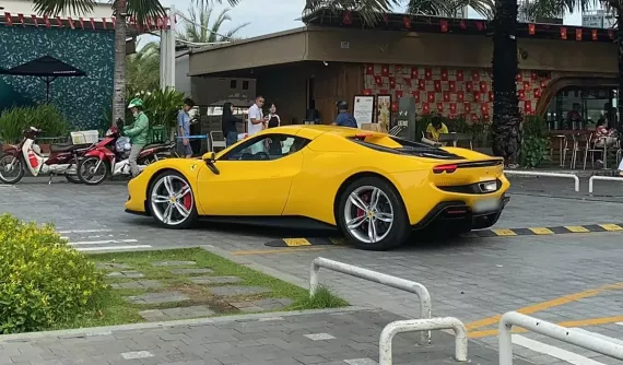 Doanh nhân Tp.HCM tậu Ferrari 296 GTS màu vàng lạ mắt