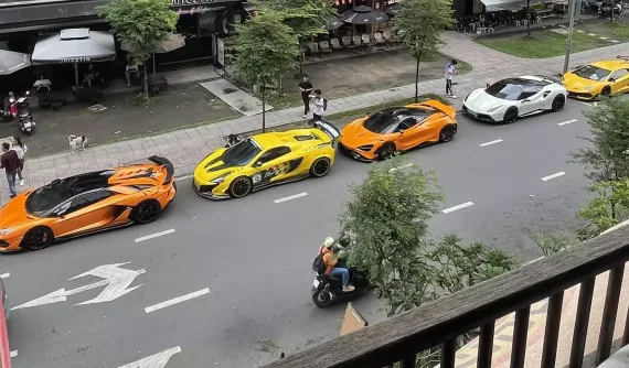 Dàn siêu xe đủ màu sắc trên đường phố Tp.HCM trong dịp lễ