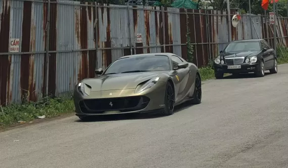 Siêu xe Ferrari 812 GTS màu lạ âm thầm về Việt Nam