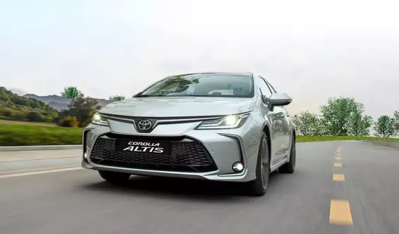 Doanh số sedan hạng C tháng 7/2025: Chỉ một mình Toyota Corolla Altis lao dốc